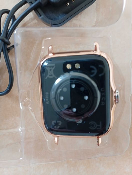 Smartwatch dourado novo