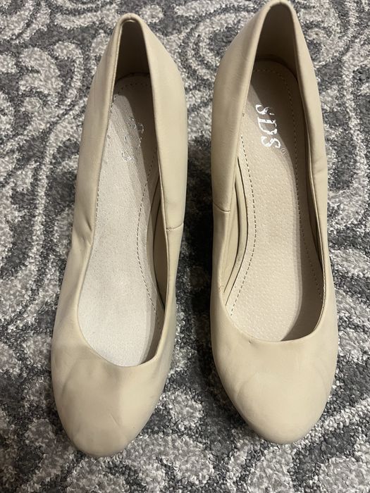 Buty na koturnie beżowe rozmiar 40
