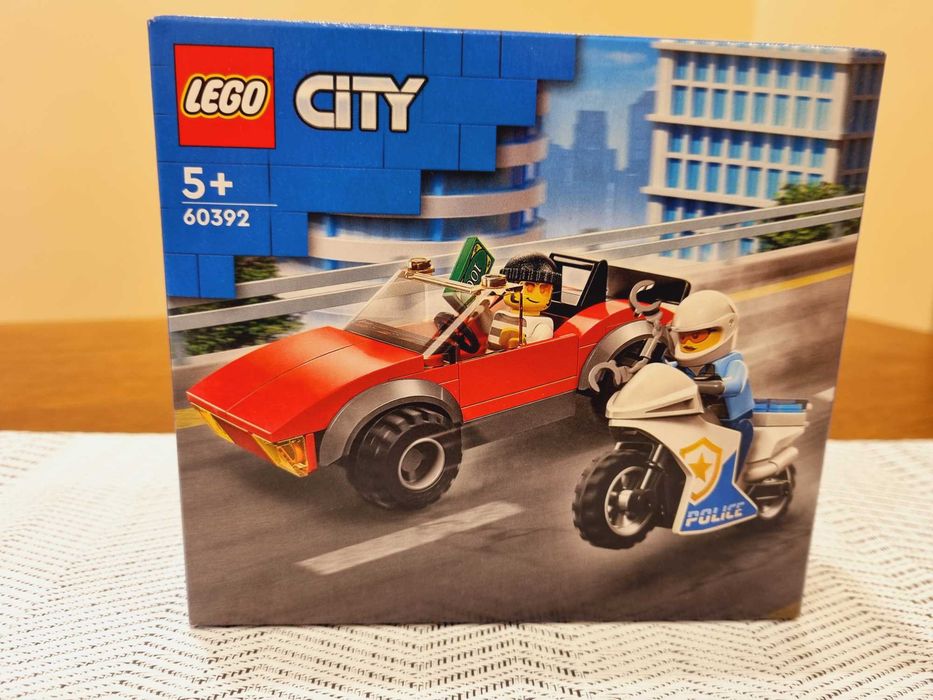 LEGO 60392 City - Motocykl policyjny - pościg za samochodem