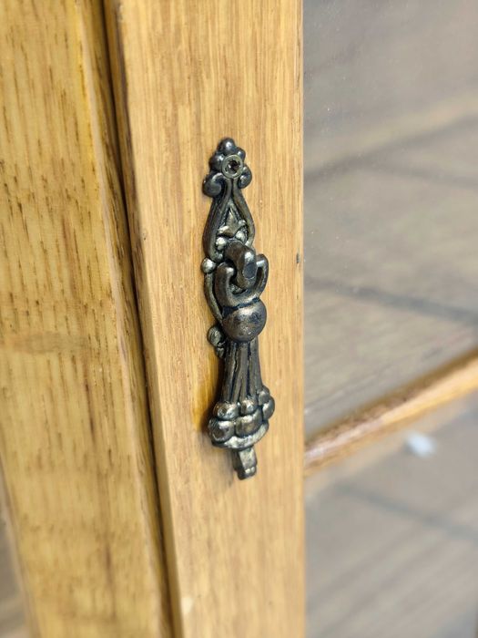 Stylowa Dębowa Witryna Wisząca – Rustykalna Szafka Serwantka