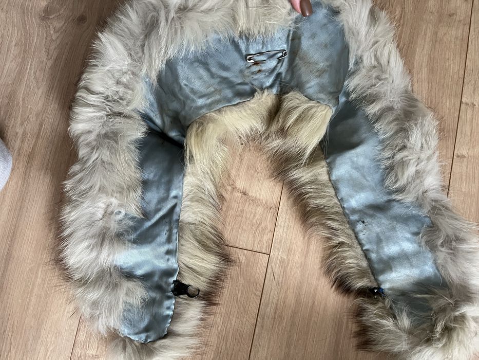 Czapka i szal z naturalnego futra, doczepiany do kolnierza płaszcza