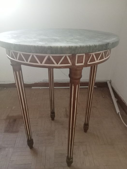 Mesa redonda com tampo em Mármore( de Angola)
