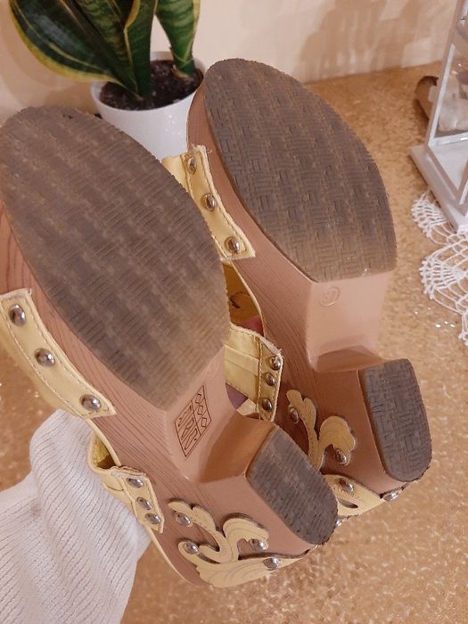 Żolte koapeczki na katurnie