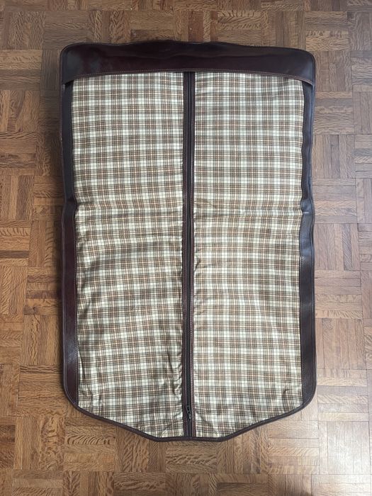 Porta fatos em pele