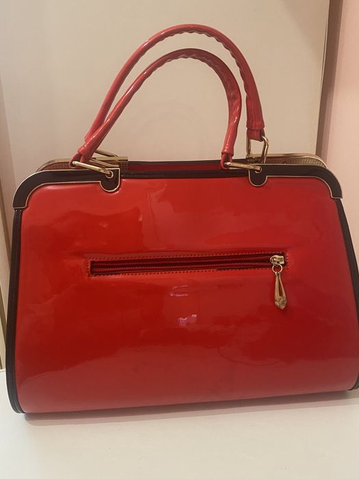 Червона лакова сумочка
