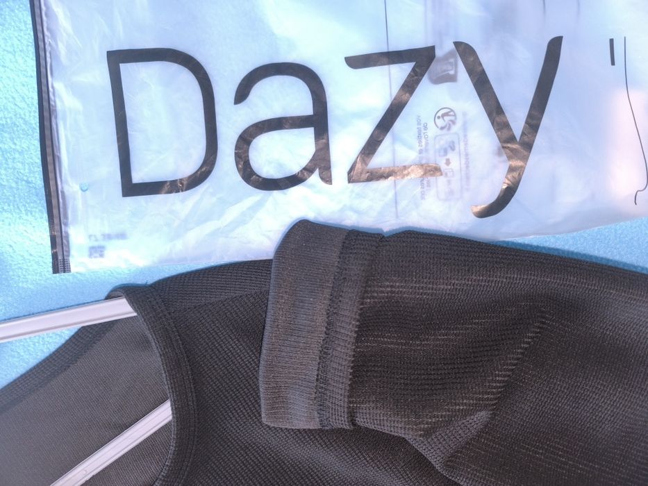 T-shirt com tecido texturado e cor sólida com gola semi-aberta