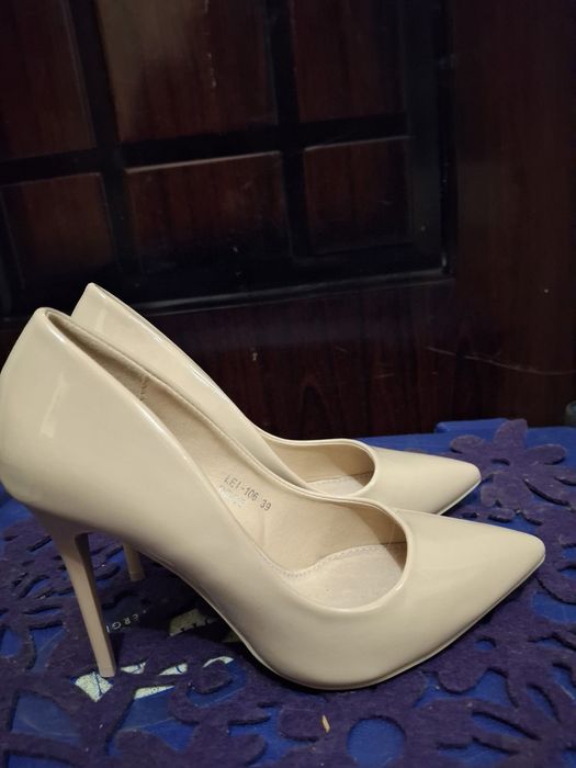 Елегантні бежеві туфлі на шпильці. 39роз.