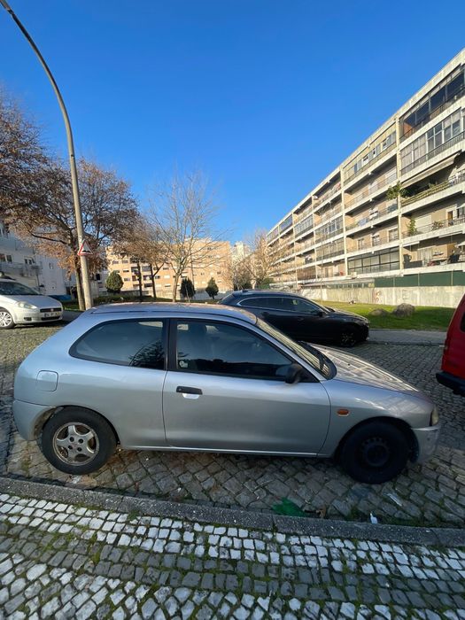 Automóvel carro ano 2000