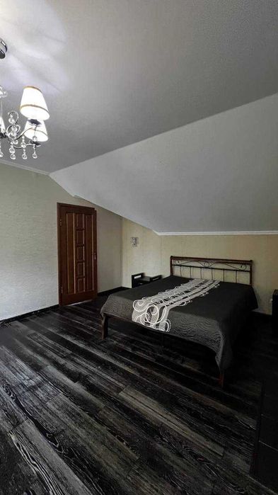 Унікальний будинок з власним парком і озером