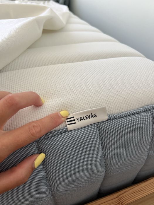 Cama IKEA LINDBÅDEN 160×200 + colchão IKEA VALEVÅG (conjunto)