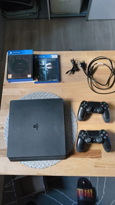 Playstation 4 Slim + 2 pady + 4 gry