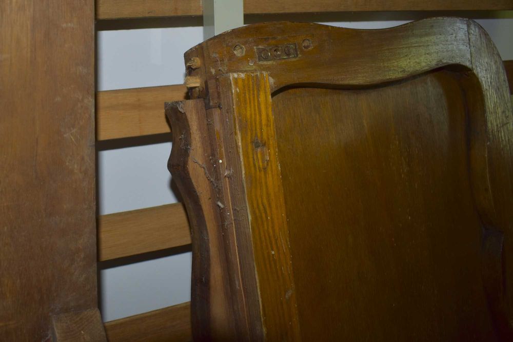 Cama Queen Anne em madeira entalhada – para restauro