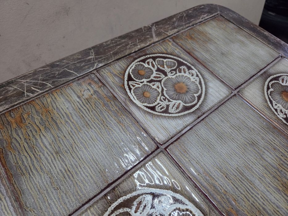 Stolik drewniany z płytkami ceramicznymi. Niski.