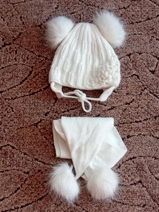 Продам зимову  шапку і шарфик на дівчинку.