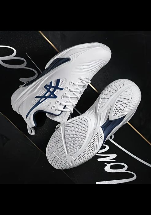 Кросівки ASICS для волейболу та тенісу.