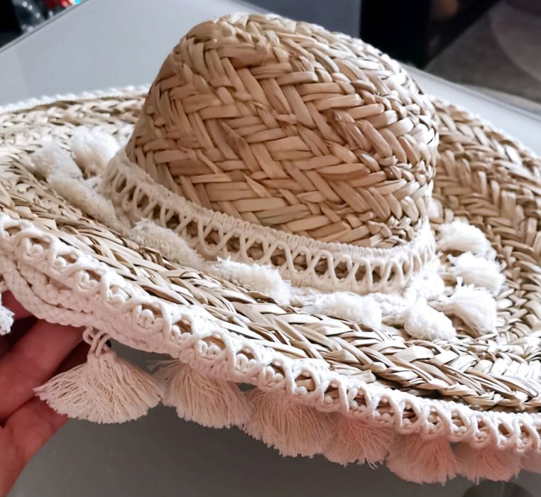 Nowy śliczny, stylowy, duży, beżowy kapelusz boho z chwostami