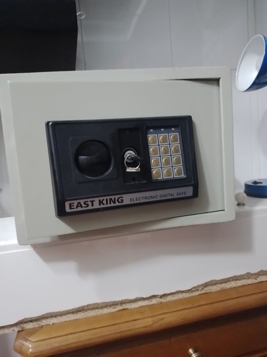 Cofre em aço com cheve e código