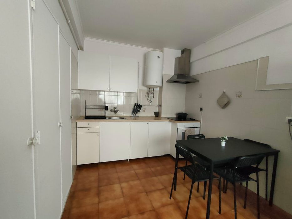 Quarto nas Mercês 5 min pé da estação