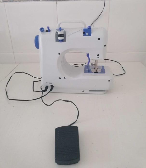Máquina costura portátil Incasa 220v e pilhas