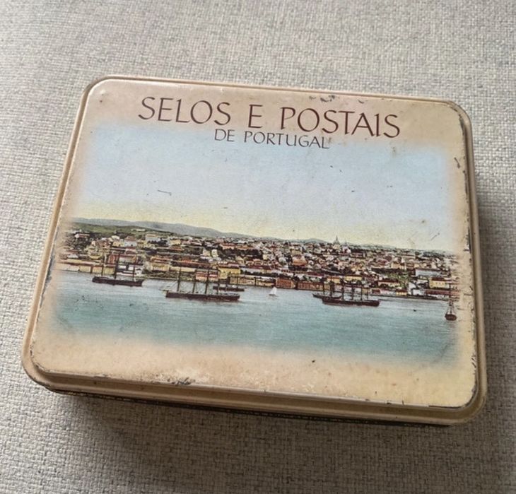 Caixa vintage de selos e postais ( caixa de metal e com marcas de uso