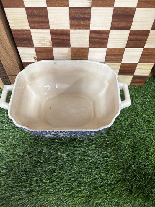 Terrina antiga sem tampa,