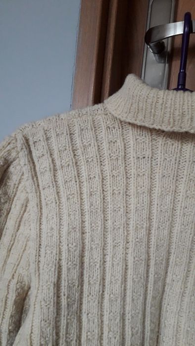 Sweter z owczej wełny.