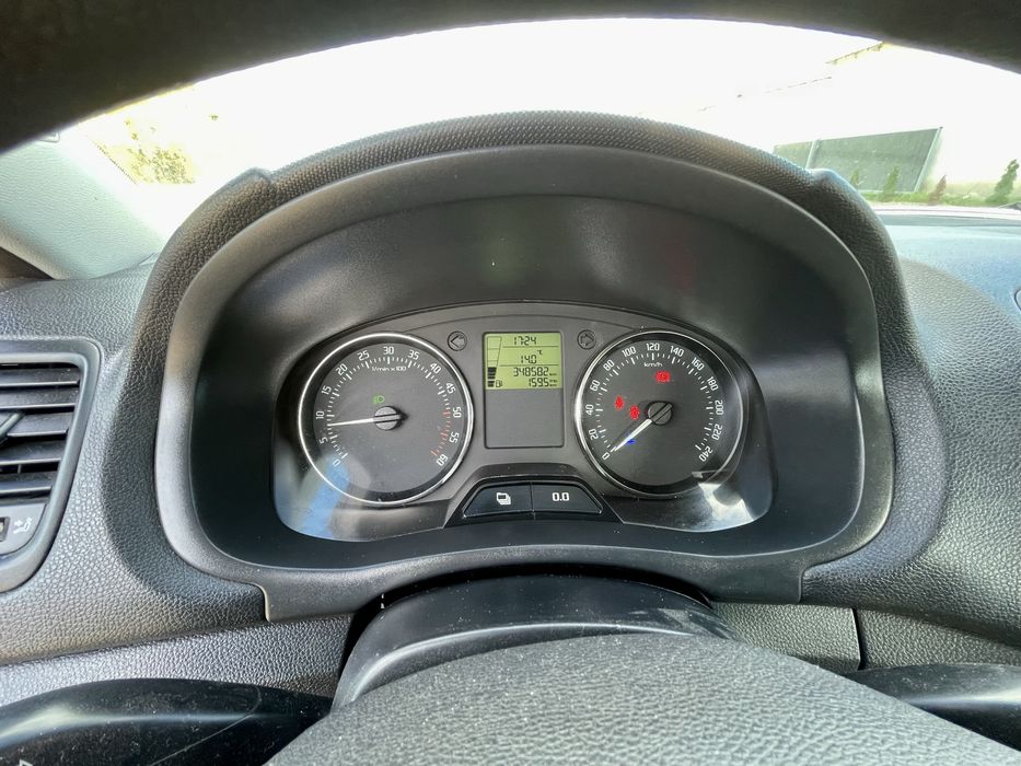 SKODA FABIA 2011 1.6 дизель 105 к.с