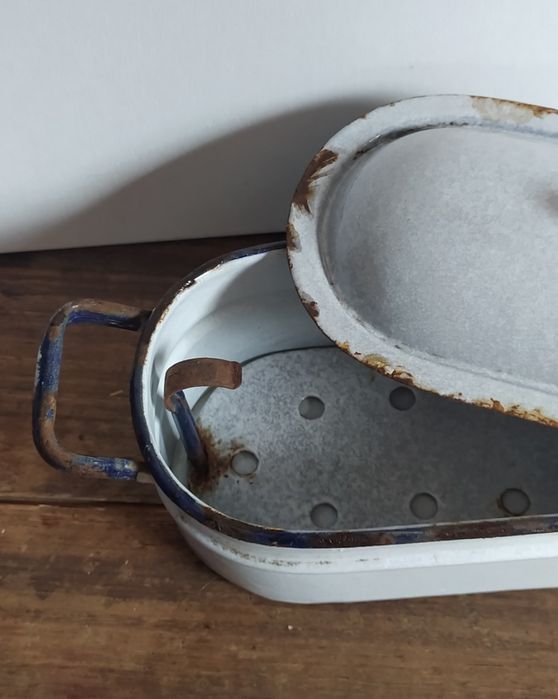 Panela em porcelana esmaltada muito antiga