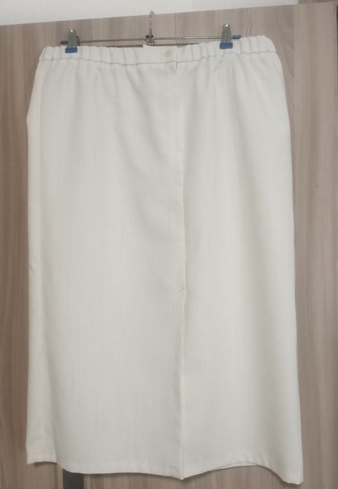Строга біла юбка з розрізом .