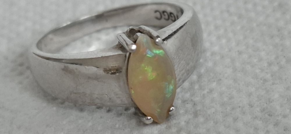 Srebrny pierścionek z naturalnym OPALEM – Szlif Markiza, piękny ogień!