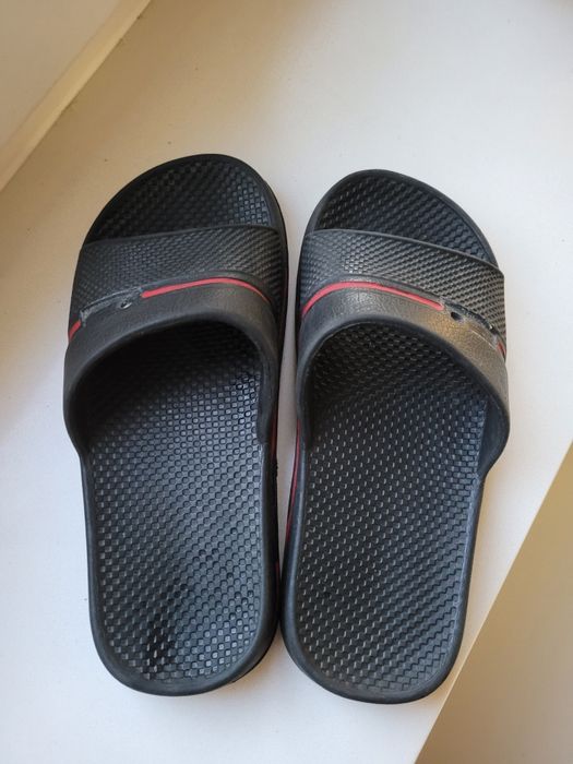 Klapki na basen lub plażę 32
