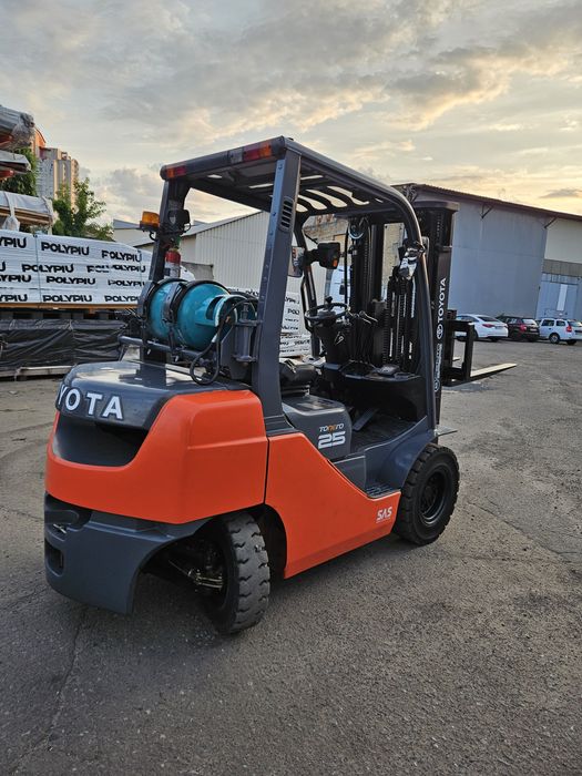 Вилковий навантажувач Toyota 2,5 т газ/бензин. Вилочный погрузчик Тойота б/у