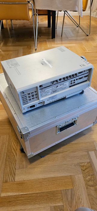 Projektor Panasonic PT-DZ570E Full HD WUXGA + profesjonalny case
