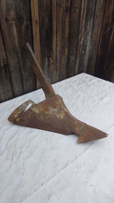 Stary metalowy pług