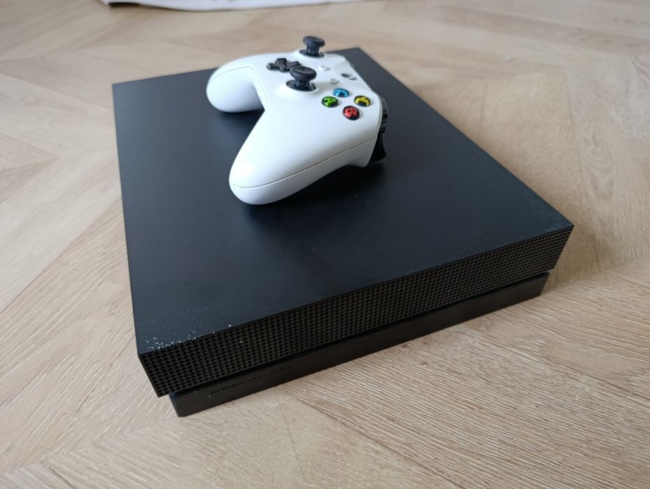 Xbox one X konsola z Padem