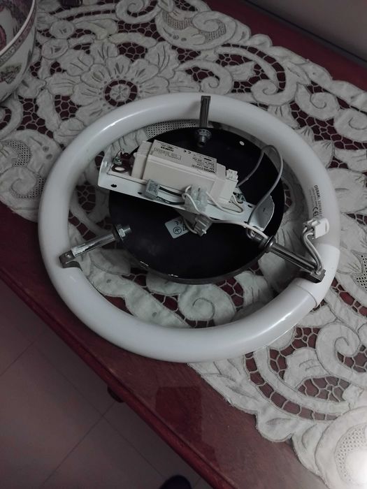 Luminária de teto redonda com lâmpada fluorescente