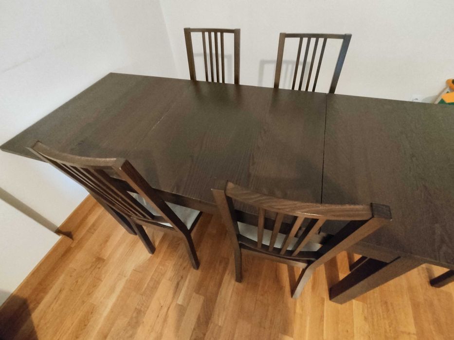 Mesa de refeições e cadeiras