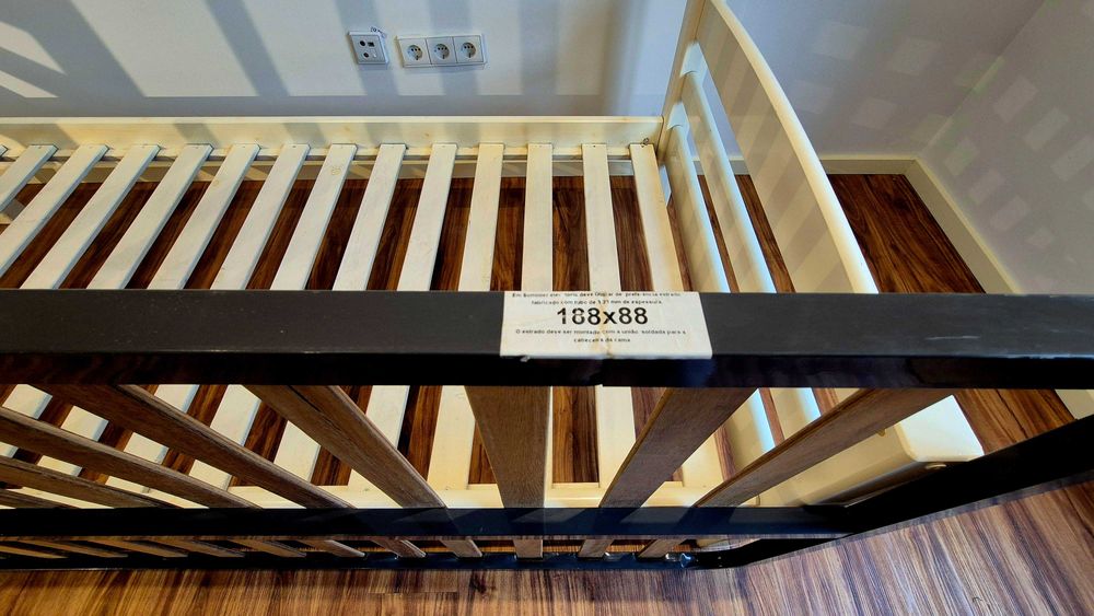 Cama solteiro em madeira maciça branco/creme