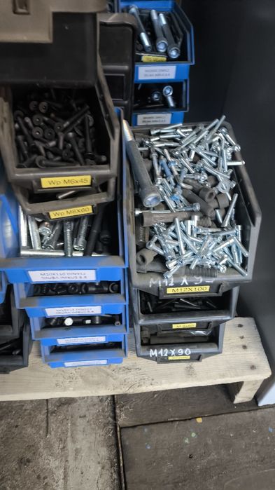 Szafa narzędziowa wyposażona śruby wszystkie rozmiary kuwety