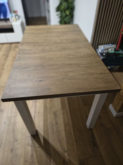 Piękny duży stół do salonu