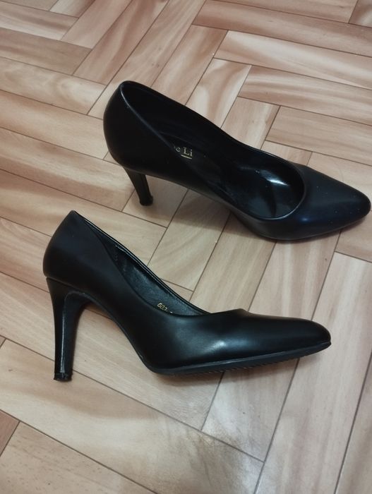 Туфлі та босоніжки