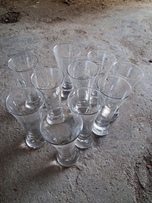 Copos de fino, martini cerveja e whisky