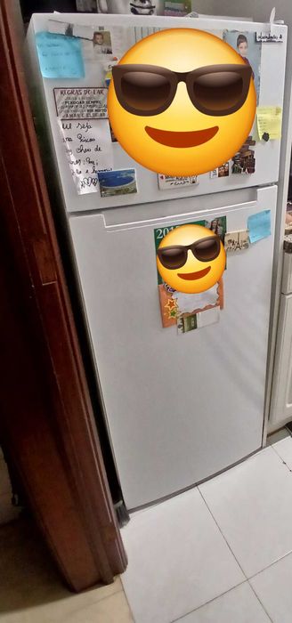 Sofá, máquina roupa e frigorífico