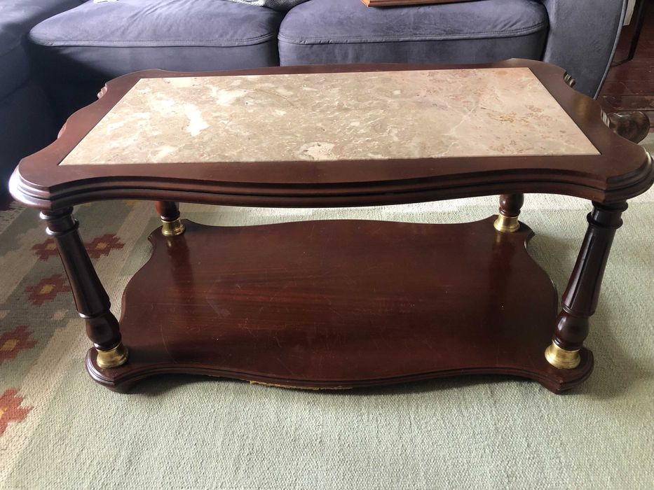 Mesa de centro em madeira com tampo em pedra