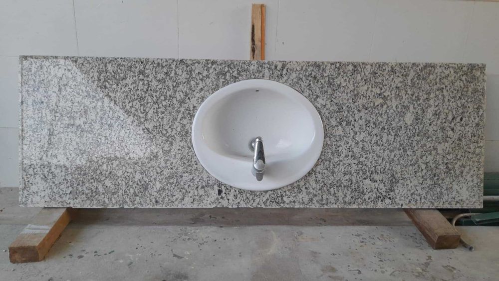 Bancada  em granito com lavatório e quatro portas