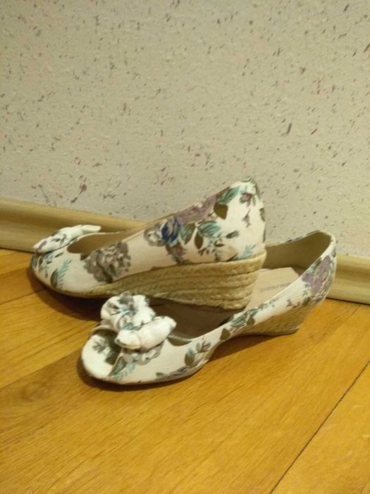 Buty damskie na koturnie