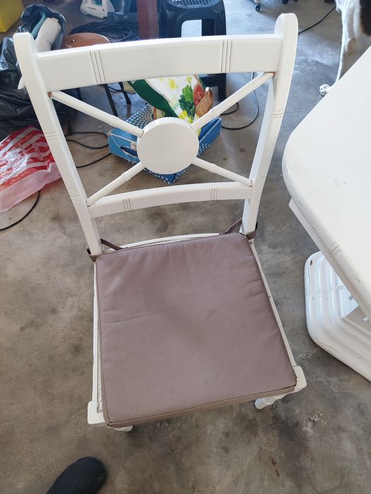 Mesa de sala com 5 cadeiras usadas