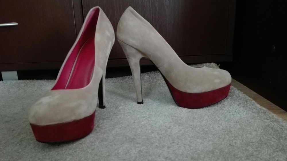 Bezowe szpilki na platformie. Zamsz. Rozmiar 38