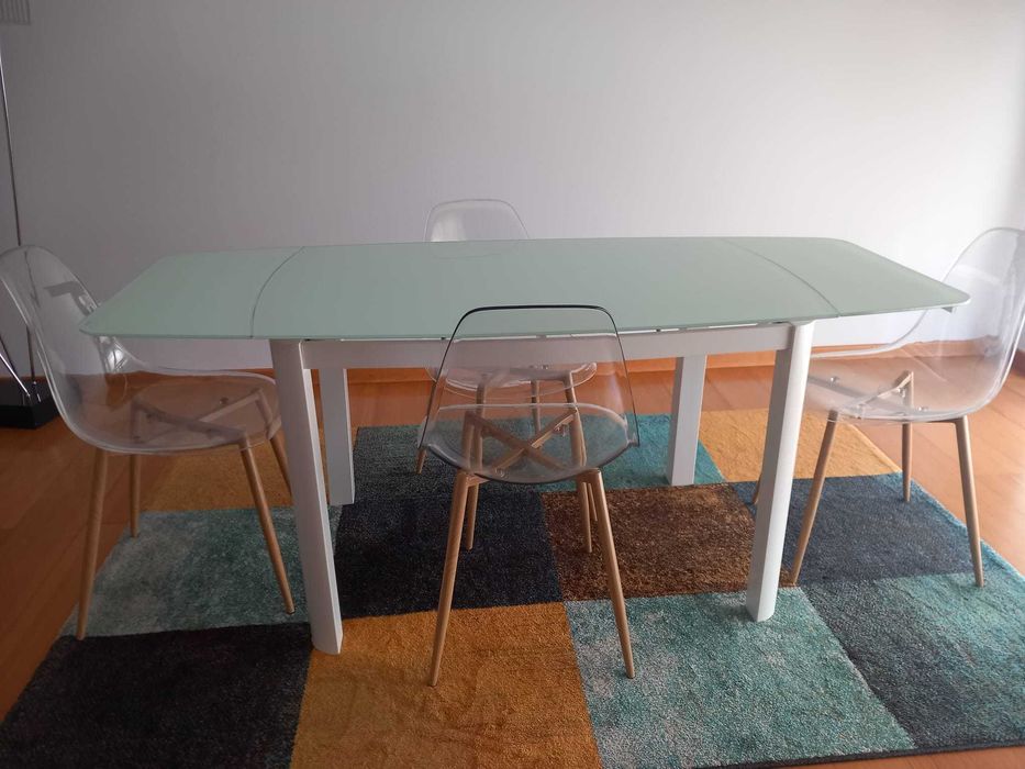 Mesa com 4 cadeiras