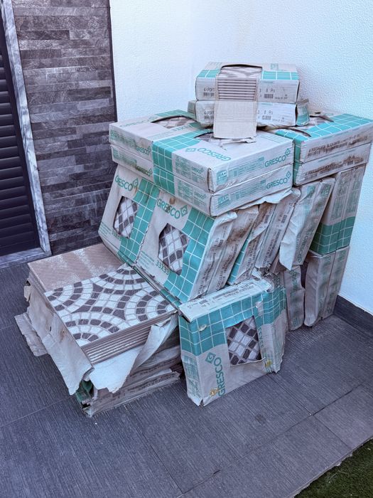 cerca de 49 m² de mosaico Gresco Portuguesa Black/White 33×33. Material novo.